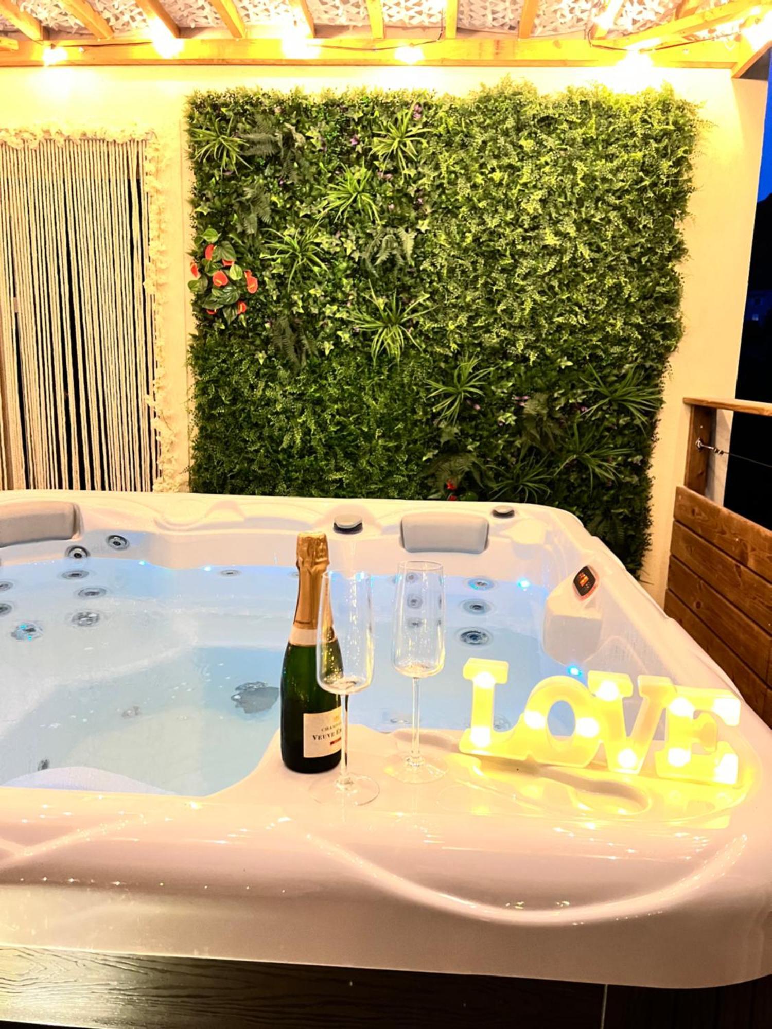Love Room Tente Lodge Spa Mfg Chez C&C, Exclusivement Reservee Aux Adultes Cantaron Екстер'єр фото