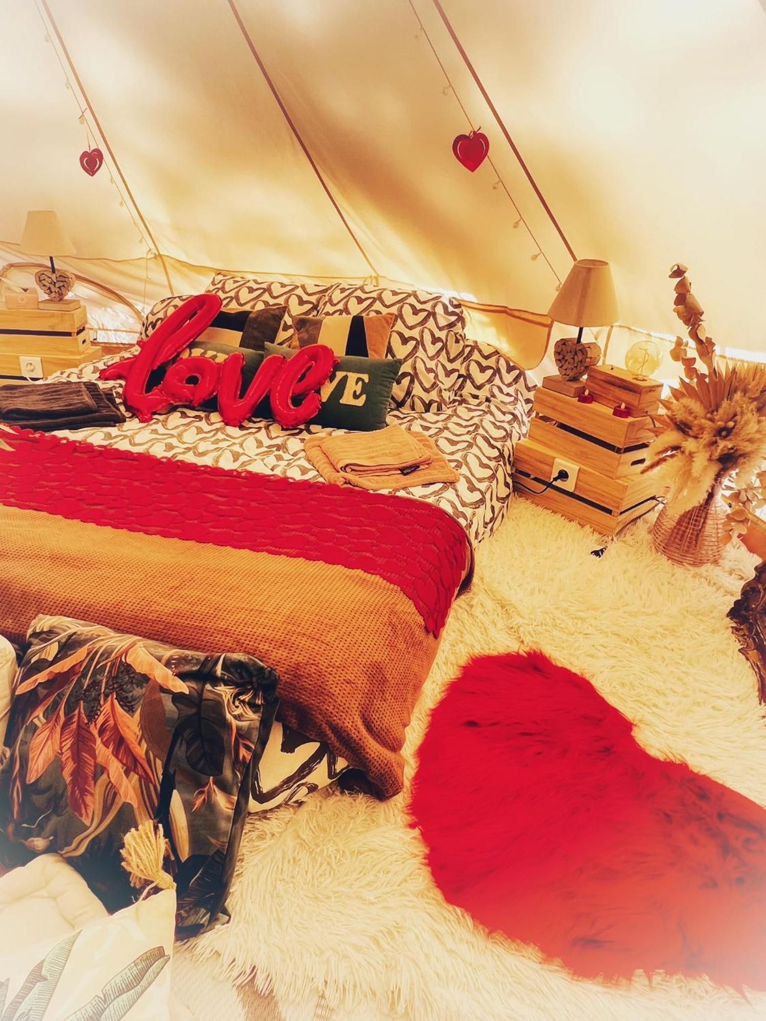 Love Room Tente Lodge Spa Mfg Chez C&C, Exclusivement Reservee Aux Adultes Cantaron Екстер'єр фото