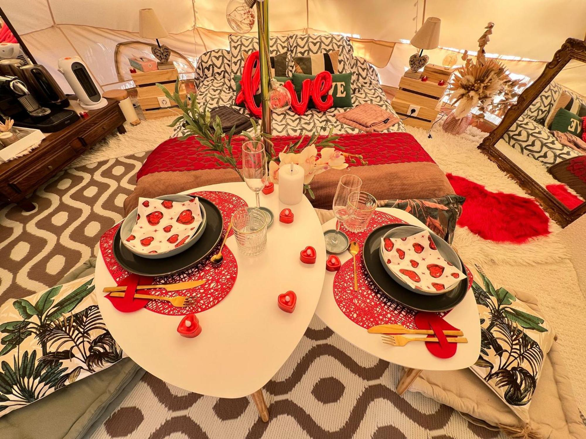Love Room Tente Lodge Spa Mfg Chez C&C, Exclusivement Reservee Aux Adultes Cantaron Екстер'єр фото